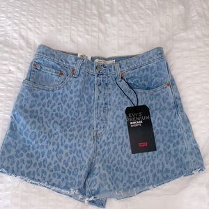 New Levi’s Premium Ribcage Shorts, size 30, leopard print